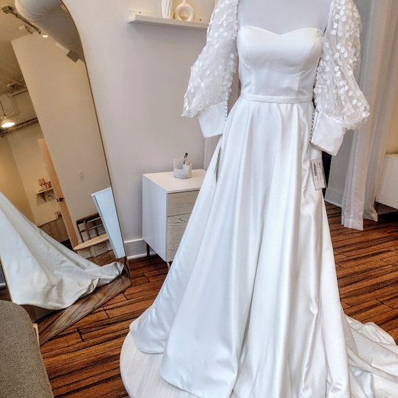 Beautiful custom satin gown - Picture 2 of 9